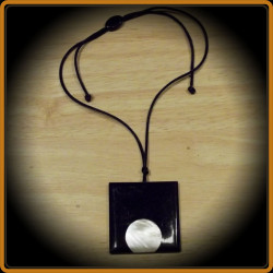 Collier Médaillon Carré Corne de Zébu - Art de Madagascar