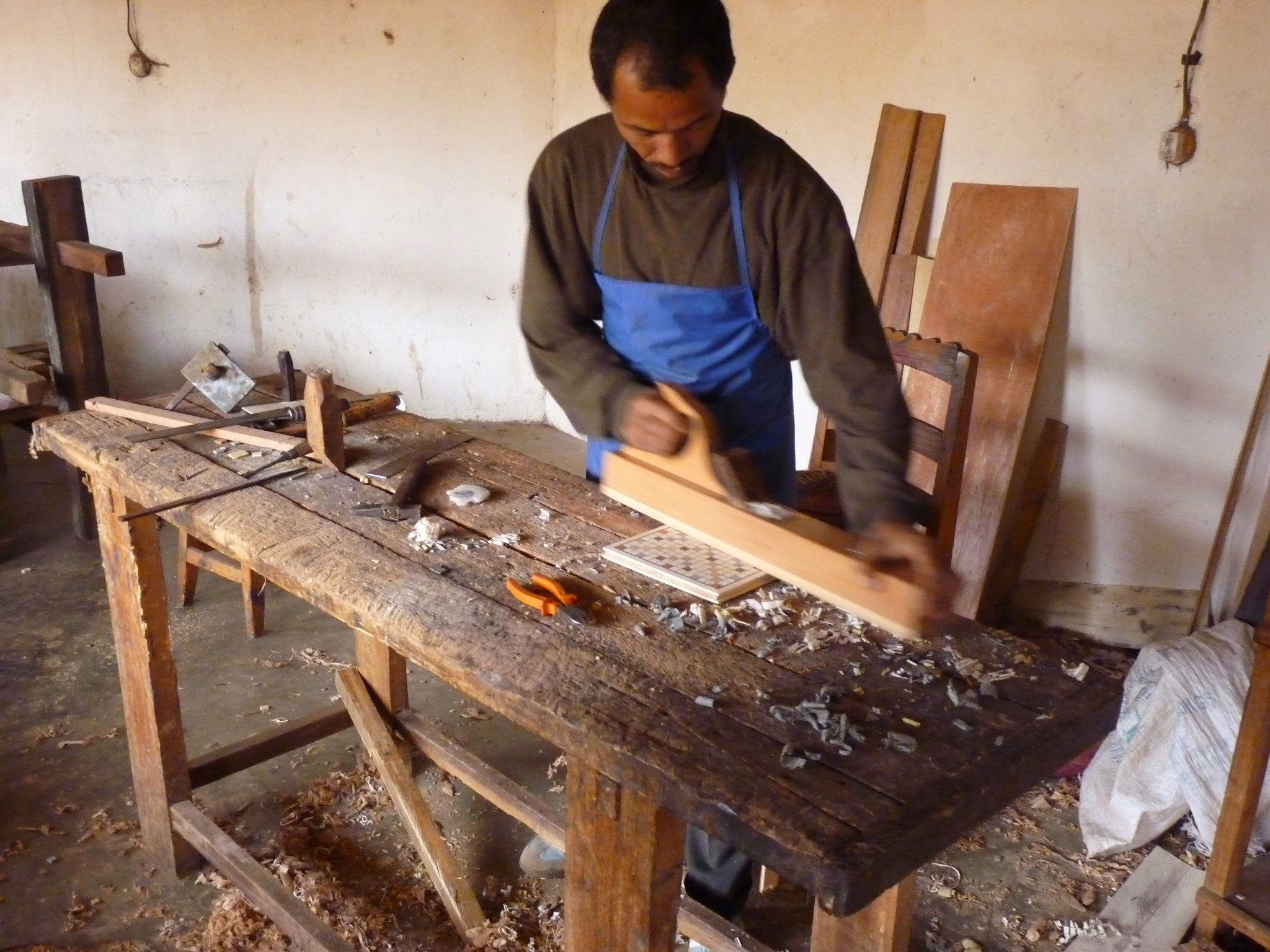 Marquetterie - Phase de rabotage - Art de Madagascar