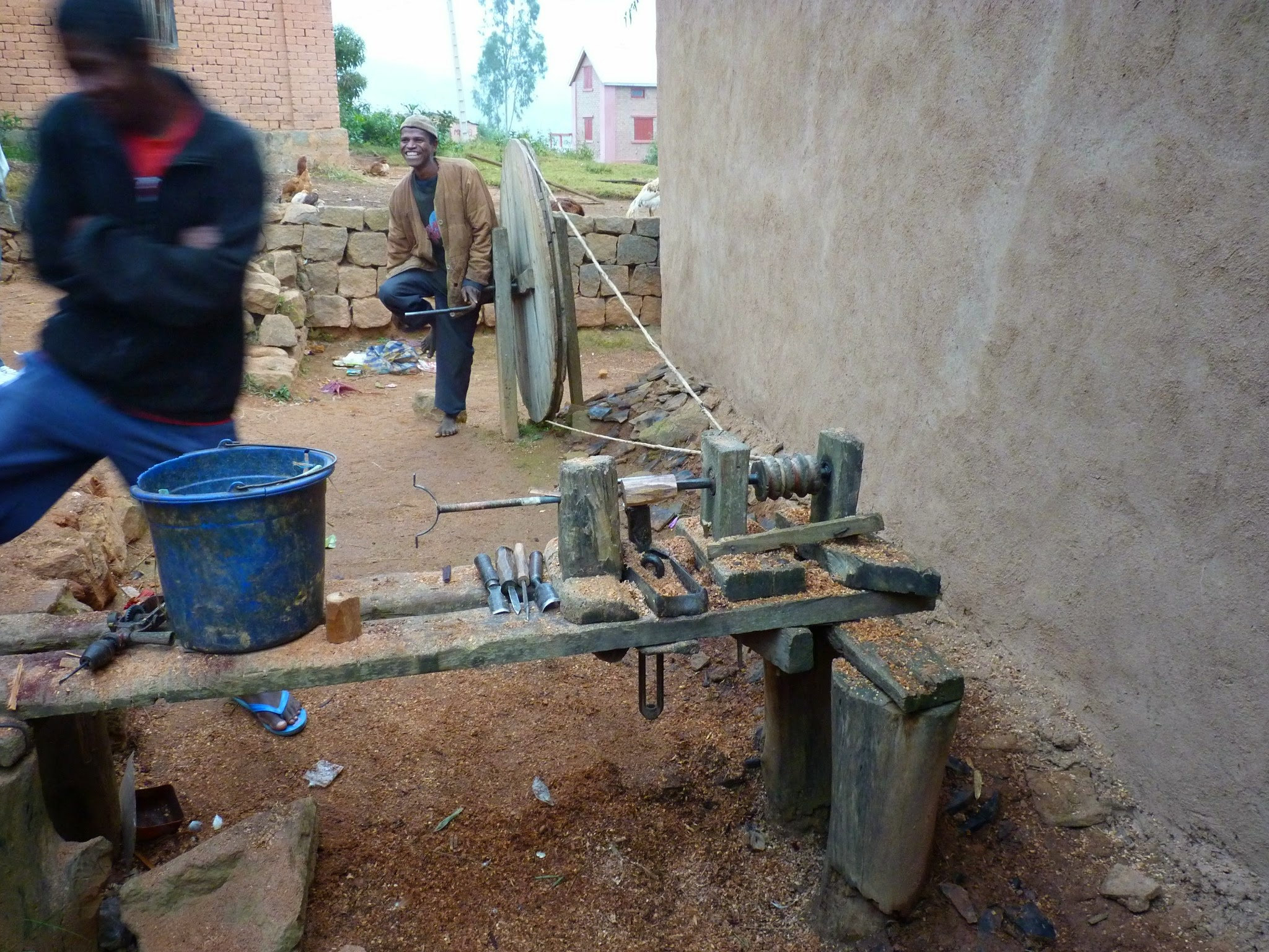 Tourneur sur bois au travail - Art de Madagascar