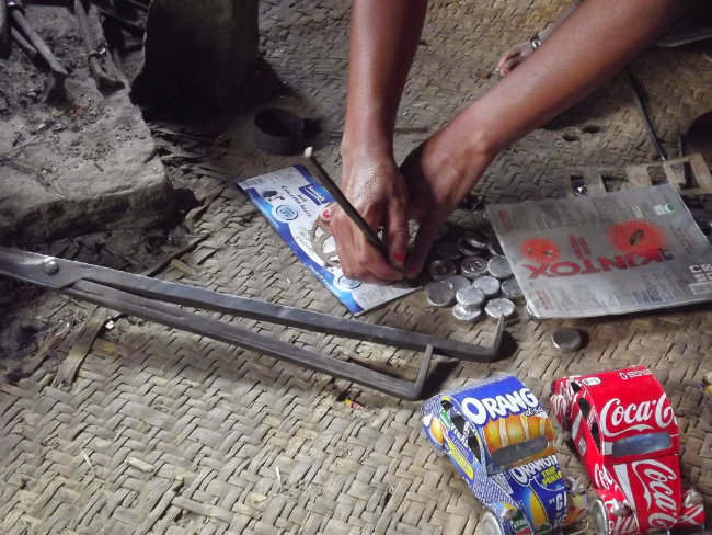 Fabrication de miniatures recyclées - Art de Madagascar Fabrication de miniatures recyclées - Art de Madagascar