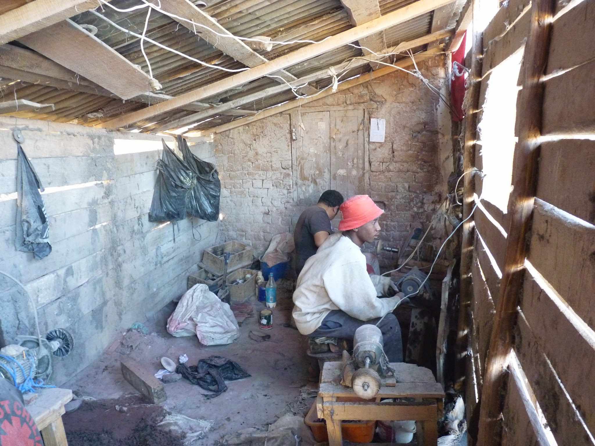 Le cornetier dans son atelier - Art de Madagascar Le cornetier dans son atelier - Art de Madagascar