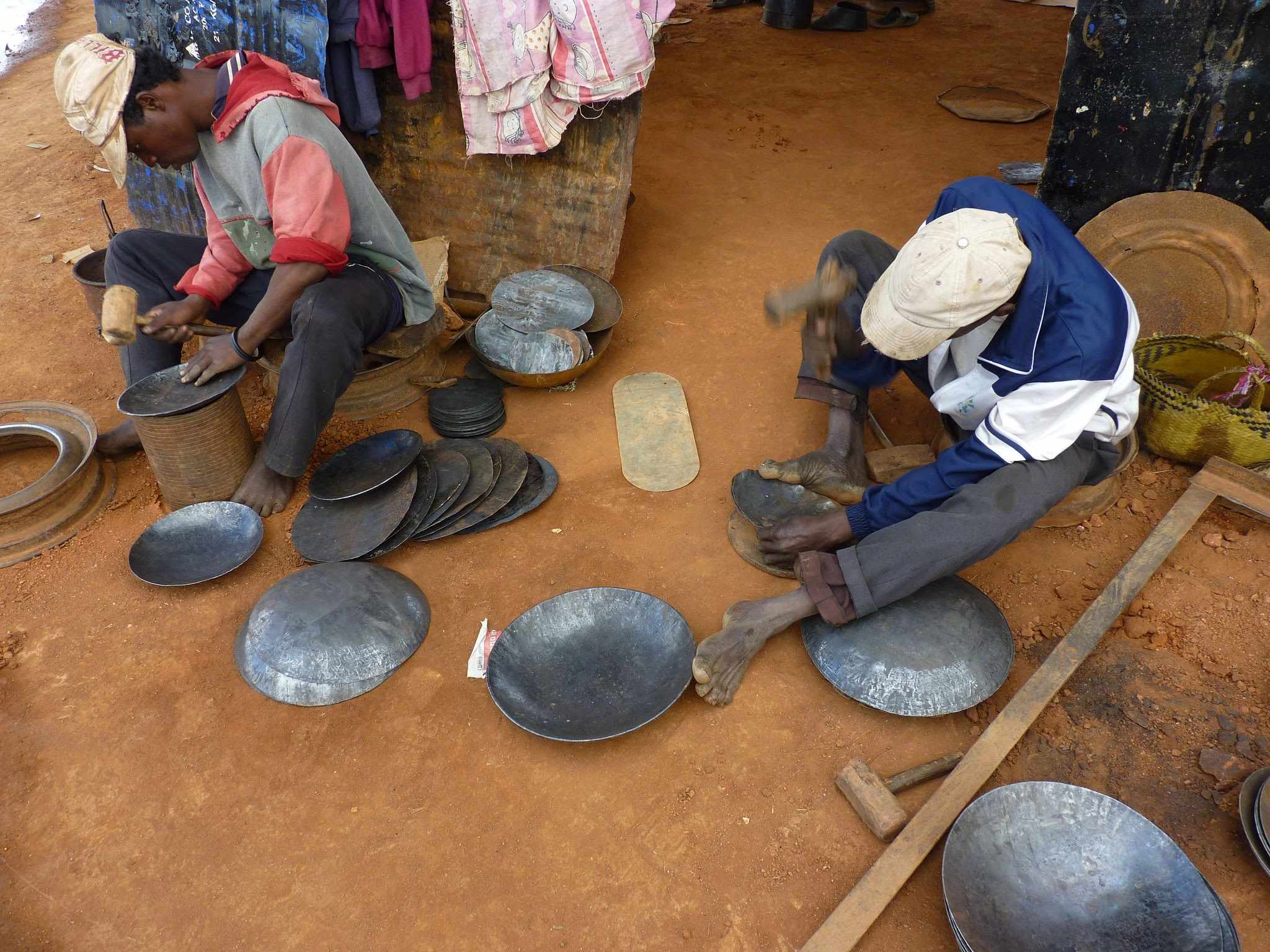 Le travail du métal recyclé - Art de Madagascar Le travail du métal recyclé - Art de Madagascar