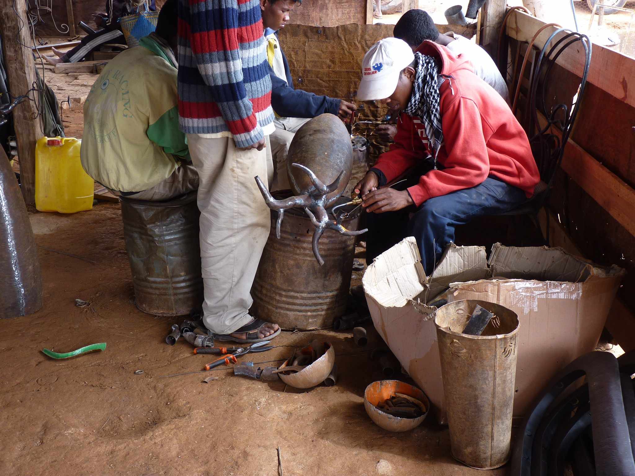 Le travail du métal recyclé - Art de Madagascar Le travail du métal recyclé - Art de Madagascar