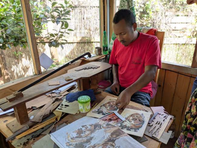 Un maître marquetteur à Ambositra - Art de Madagascar Un maître marquetteur à Ambositra - Art de Madagascar
