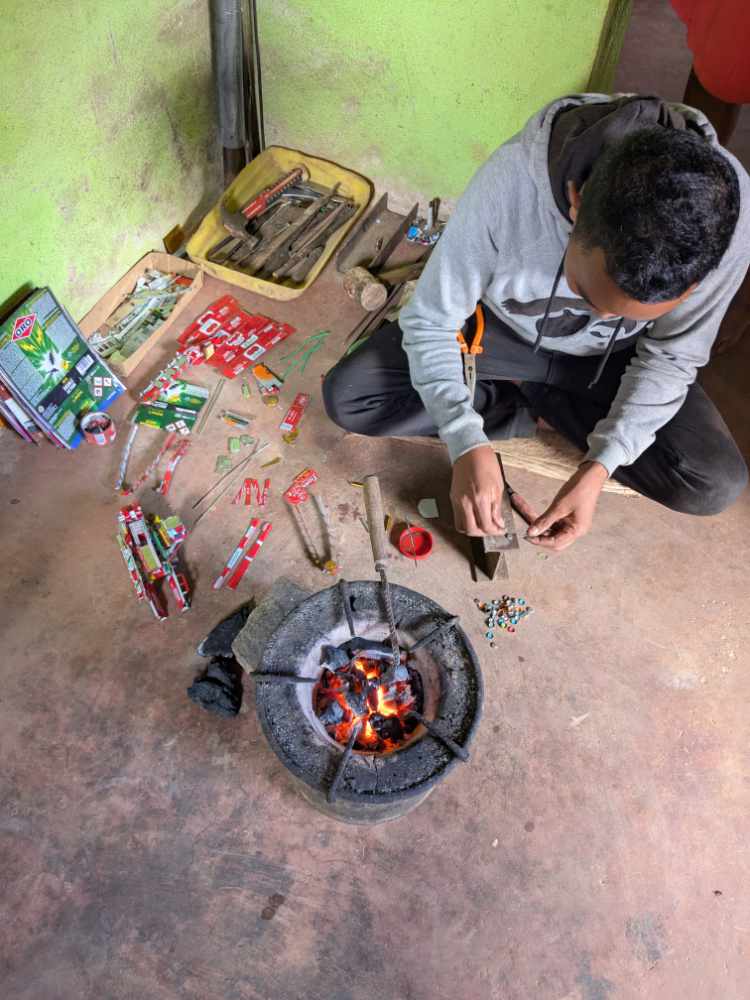 Fabrication de la miniature - Art de Madagascar Fabrication de la miniature - Art de Madagascar