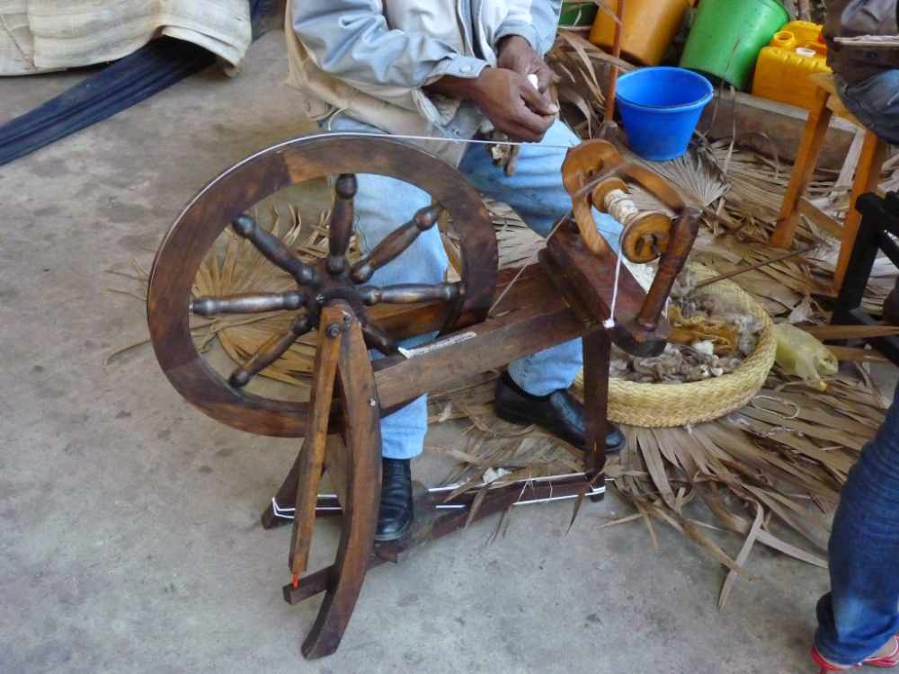Filage de la soie - Art de Madagascar