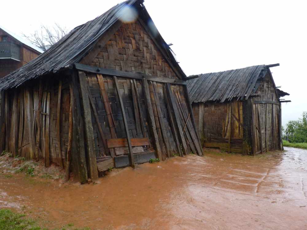 Maisons Zafimaniry à Antoetra - Art de Madagascar Maisons Zafimaniry à Antoetra - Art de Madagascar