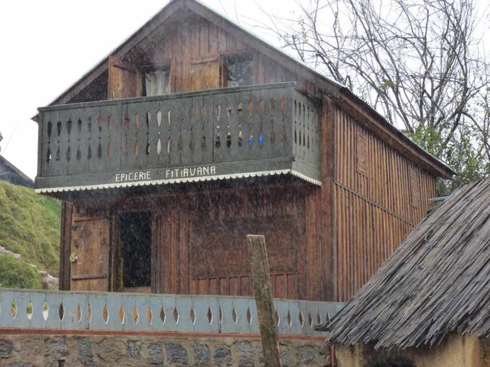 Maisons Zafimaniry à Antoetra - Art de Madagascar Maisons Zafimaniry à Antoetra - Art de Madagascar