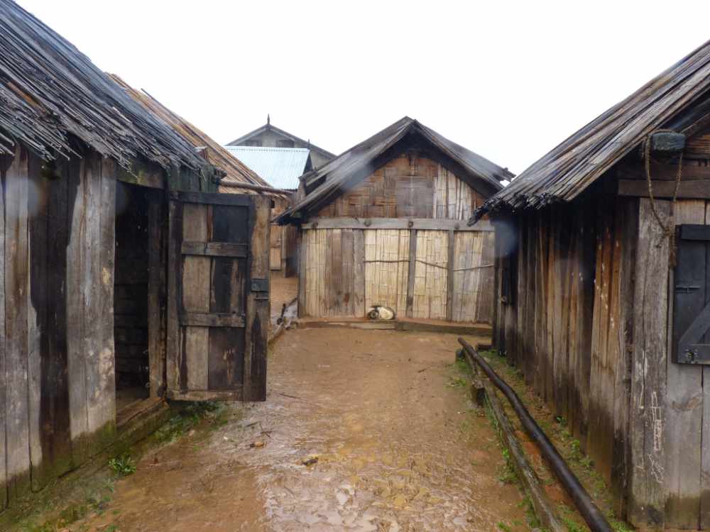 Maisons Zafimaniry à Antoetra - Art de Madagascar Maisons Zafimaniry à Antoetra - Art de Madagascar