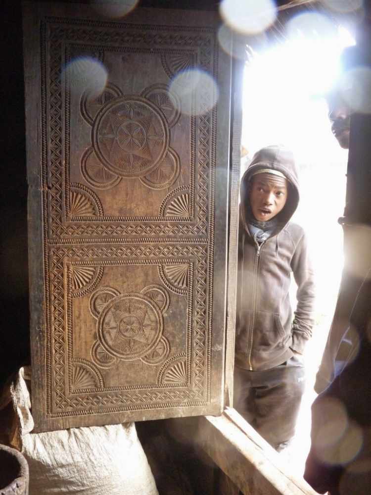 Porte de maison Zafimaniry sculptée - Art de Madagascar Porte de maison Zafimaniry sculptée - Art de Madagascar