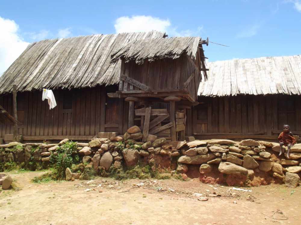 Maisons Zafimaniry à Antoetra - Art de Madagascar Maisons Zafimaniry à Antoetra - Art de Madagascar