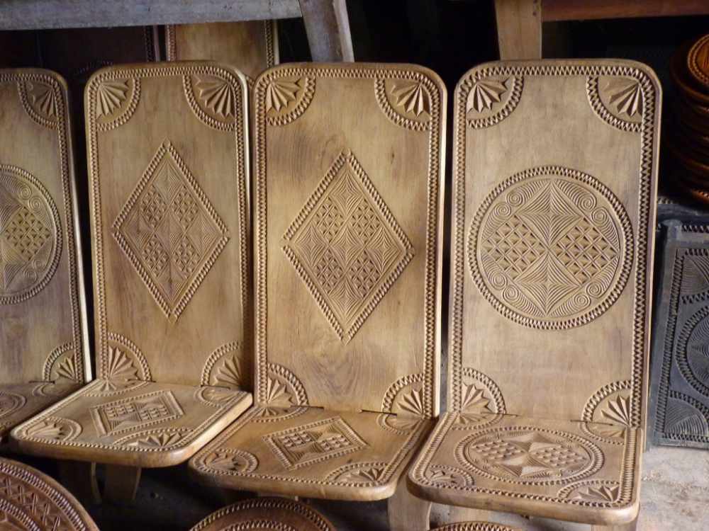 Chaises Zafimaniry sculptées - Art de Madagascar Chaises Zafimaniry sculptées - Art de Madagascar